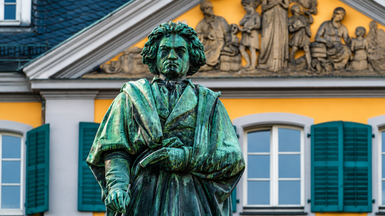 Un día como hoy: Beethoven estrenó «La Novena», la sinfonía que cambió la música